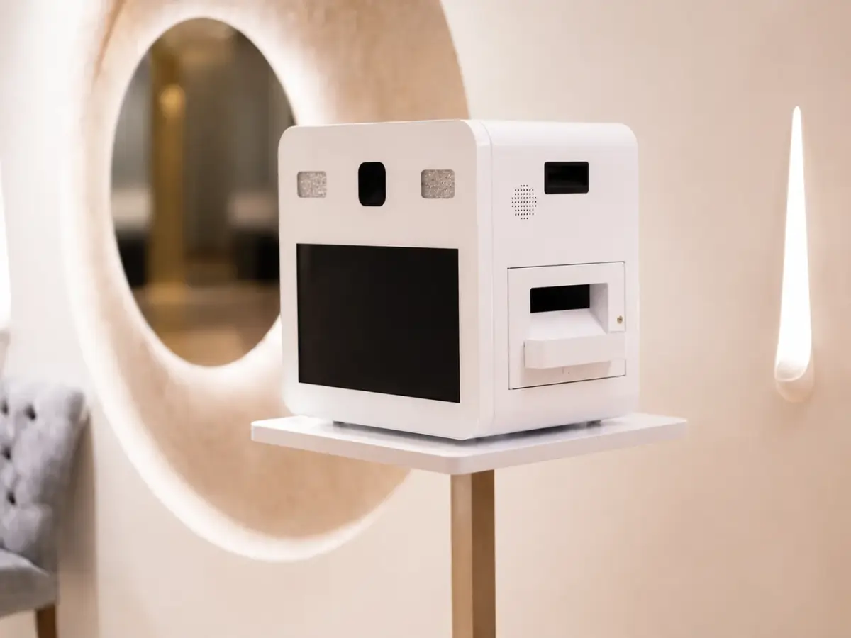 Borne photo Photobox dans un décor blanc épuré