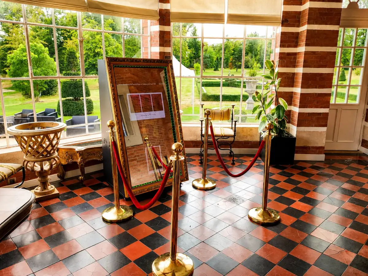 Miroir Magique installé dans une salle de réception avec véranda