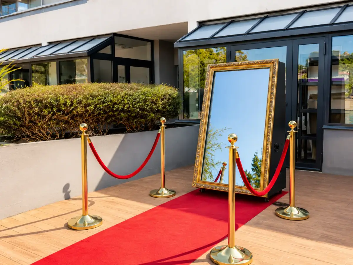 Miroir Magique installé en extérieur sur un tapis rouge
